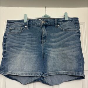 Torrid Jean shorts with lightening embroidery detail size 16
